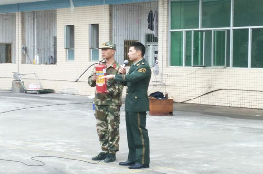 僑洋伙伴學(xué)習(xí)使用滅火器 僑洋伙伴學(xué)習(xí)使用滅火器