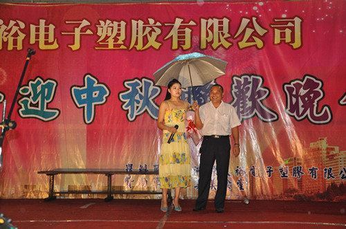 僑洋伙伴激情獻(xiàn)唱,領(lǐng)導(dǎo)給予撐出關(guān)愛之傘 僑洋伙伴激情獻(xiàn)唱,領(lǐng)導(dǎo)給予撐出關(guān)愛之傘