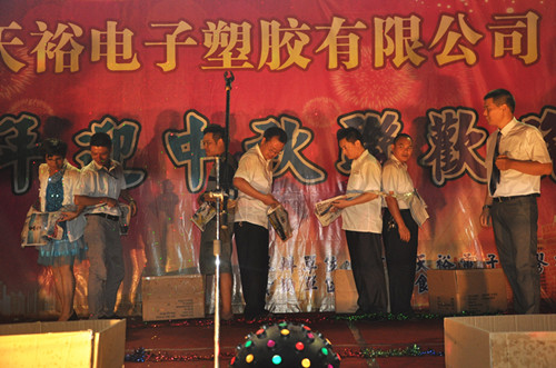 僑洋管理人員在臺(tái)上游戲插曲 僑洋管理人員在臺(tái)上游戲插曲