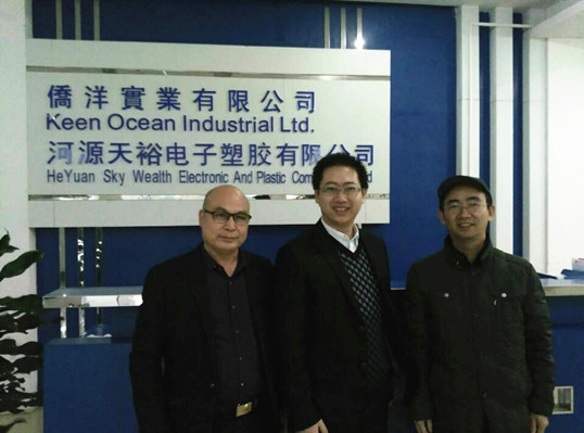 僑洋技術(shù)總監(jiān)與客戶合影 僑洋技術(shù)總監(jiān)與客戶合影