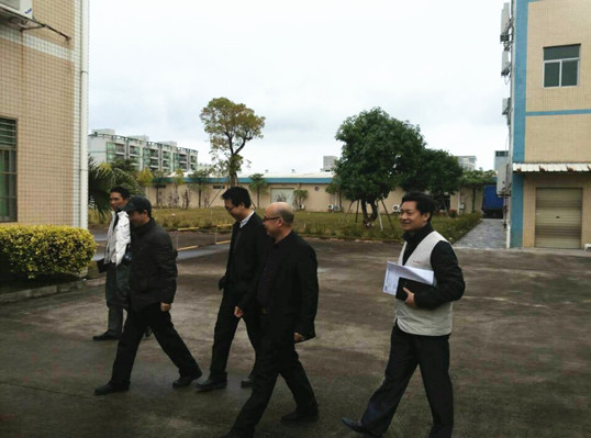 僑洋技術(shù)團(tuán)隊(duì)陪同客戶參觀廠房 僑洋技術(shù)團(tuán)隊(duì)陪同客戶參觀廠房