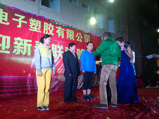 僑洋實業(yè)領(lǐng)導(dǎo)為獲獎?wù)哳C獎 僑洋實業(yè)領(lǐng)導(dǎo)為獲獎?wù)哳C獎