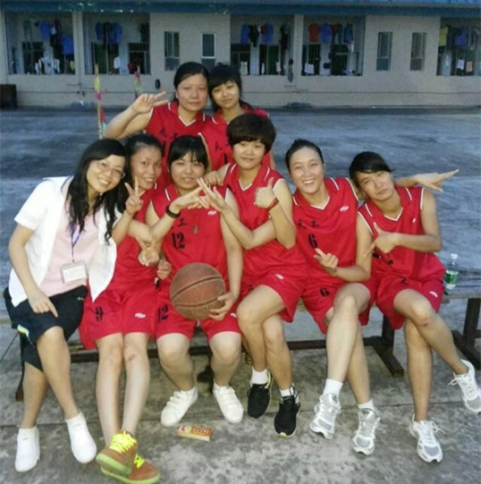 僑洋實(shí)業(yè)籃球場上的女漢子 僑洋實(shí)業(yè)籃球場上的女漢子