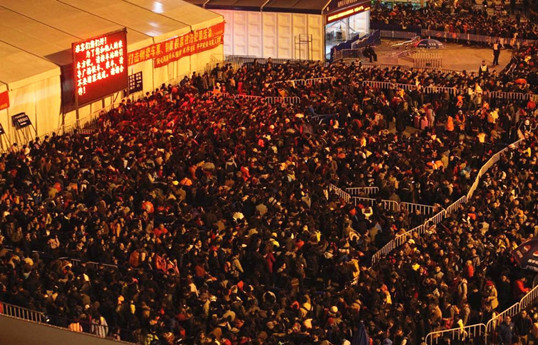 廣州火車站人山人海,僑洋實(shí)業(yè)希望伙伴們?cè)缛盏郊? alt=