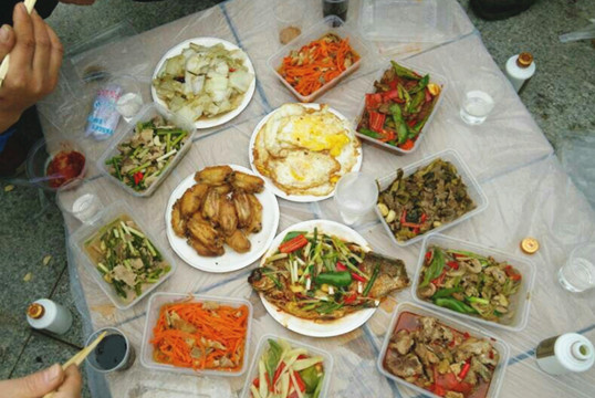 僑洋實(shí)業(yè)伙伴的辛勤勞作成果,豐盛的午餐