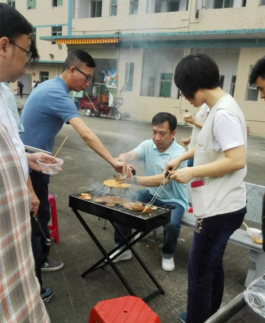 僑洋領(lǐng)導(dǎo)專業(yè)燒烤的架勢,讓你驚呆了么 僑洋領(lǐng)導(dǎo)專業(yè)燒烤的架勢,讓你驚呆了么