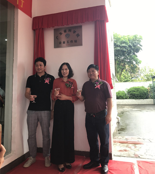 僑洋實(shí)業(yè)股東及科學(xué)院院長(zhǎng)教授等舉杯歡慶 僑洋實(shí)業(yè)股東及科學(xué)院院長(zhǎng)教授等舉杯歡慶