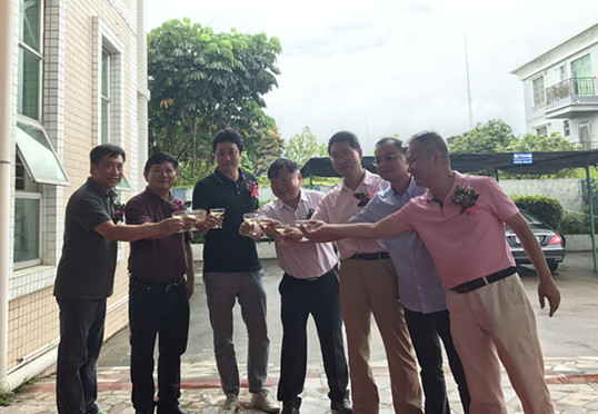 僑洋實(shí)業(yè)高管與科學(xué)院嘉賓舉杯歡慶 僑洋實(shí)業(yè)高管與科學(xué)院嘉賓舉杯歡慶