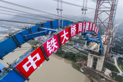 慶賀：上跑火車下走汽車，世界首例公鐵兩用橋主拱合龍。