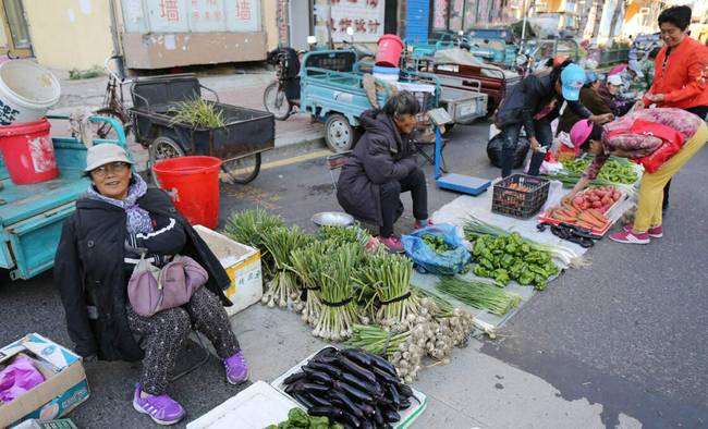 三伏天我們“熱成狗”，而黑龍江卻穿著棉襖出行。啥情況？