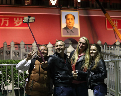 喜迎國慶:天安門城樓毛主席畫像更換 喜迎國慶:天安門城樓毛主席畫像更換