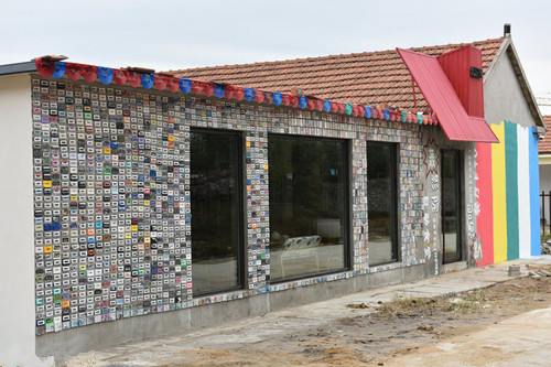 滿滿的回憶:山東日照驚現(xiàn)磁帶墻 滿滿的回憶:山東日照驚現(xiàn)磁帶墻