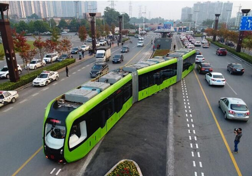 國人驕傲：全球首列智軌公交列車開跑。