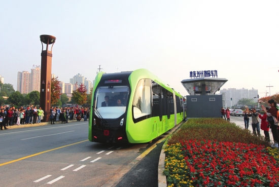 國人驕傲：全球首列智軌公交列車開跑。