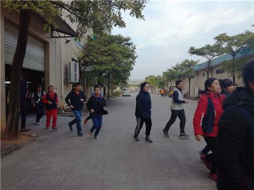 僑洋實(shí)業(yè)伙伴們正在有序的按照安全出口疏散 僑洋實(shí)業(yè)伙伴們正在有序的按照安全出口疏散