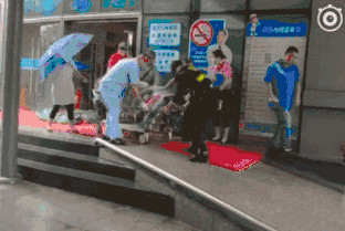 臺(tái)風(fēng)山竹那些暖心的背影。